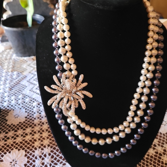 3 strings pearls with crystal brouche - Picture 5 of 6